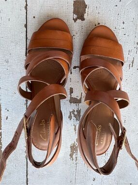 Clarks Cognac Leather Strappy Sandals – Size 6.5